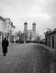 Ukrajna,Kárpátalja, Huszt, vulicja Duhnovicsa, az Urunk mennybemenetele görög katolikus templom látható., 1939, Horváth József, utcakép, Tatra-márka, cégér, bámészkodás, zsidóság, templom, teherautó, Fortepan #265978