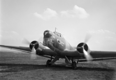 Hungary, Veszprém, Jutas repülőtér, a Magyar Királyi Honvéd Légierő Junkers Ju 86 típusú repülőgépe a kifutópályánál., 1938, Horváth József, Junkers-brand, Royal Hungarian Air Force, military unit badge, fighter plane, Fortepan #266001