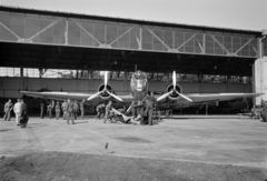 Hungary, Veszprém, Jutas repülőtér, a Magyar Királyi Honvéd Légierő Junkers Ju 86 típusú repülőgépe a hangárnál., 1938, Horváth József, airport, airplane, Junkers-brand, Royal Hungarian Air Force, hangar, Fortepan #266010