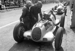 Magyarország, Népliget, Budapest X., a felvétel az első ízben megrendezésre kerülő Magyar Automobil Grand Prix alkalmával készült. A Mercedes - Benz autóversenyzője, Rudolf Caracciola versenyautója., 1936, Horváth József, versenyautó, szerelés, autóverseny, Budapest, Fortepan #266032