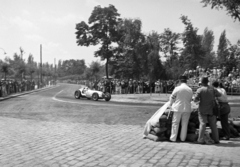 Magyarország, Népliget, Budapest X., a felvétel az első ízben megrendezésre kerülő Magyar Automobil Grand Prix alkalmával készült. A Mercedes - Benz autóversenyzője, Manfred von Brauchitsch Mercedes-Benz W25E típusú versenyautója., 1936, Horváth József, versenyautó, néző, közönség, fedezék, rendőr, autóverseny, karszalag, Budapest, Fortepan #266037