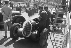 Magyarország, Népliget, Budapest X., a felvétel az első ízben megrendezésre kerülő Magyar Automobil Grand Prix alkalmával készült. A Scuderia Ferrari Alfa Romeo 8C-35 típusú versenyautója., 1936, Horváth József, versenyautó, szerelés, létra, Alfa Romeo-márka, Alfa Romeo 8C 35, autóverseny, karszalag, Budapest, Fortepan #266047