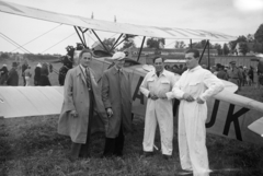 Hungary, Érd, repülőtér, a felvétel Lóczy Hungária I típusú repülőgép előtt készült., 1936, Horváth József, pilot, airplane, biplane, airport, Royal Hungarian Air Force, Fortepan #266056