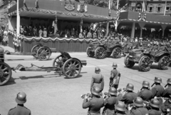 Magyarország, Budapest VI., Kodály körönd (Körönd), III. Viktor Emánuel olasz király tiszteletére rendezett katonai díszszemle 1937. május 20-án. A tüzérség felvonulása a dísztribün előtt., 1937, Horváth József, Pavesi P4, katonazenekar, címer, löveg, tüzérség, ágyú, tamburmajor, Budapest, Fortepan #266076