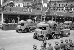 Magyarország, Budapest VI., Kodály körönd (Körönd), III. Viktor Emánuel olasz király tiszteletére rendezett katonai díszszemle 1937. május 20-án. Légvédelmi reflektorok felvonulása a dísztribün előtt., 1937, Horváth József, fényszóró, olasz gyártmány, címer, díszszemle, tamburmajor, légvédelmi fényszóró, Budapest, Fiat-márka, Fiat 612 Dovunque, Fortepan #266077