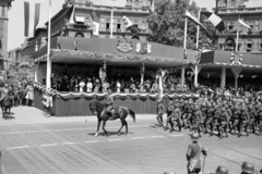 Magyarország, Budapest VI., Kodály körönd (Körönd), III. Viktor Emánuel olasz király tiszteletére rendezett katonai díszszemle tribünje, 1937. május 20-án., 1937, Horváth József, címer, díszszemle, zászló, tamburmajor, Budapest, Fortepan #266080