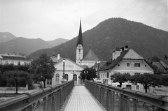 Ausztria, Bad Ischl, a Franz-Stelzhamer-Kai gyalogoshíd a Traun folyó felett, szemben a Stadtpfarrkirche St. Nikolaus., 1937, Horváth József, gyaloghíd, templom, Fortepan #266086