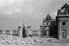 Hungary, Budapest I., a Királyi Palota (később Budavári Palota) és a Várkert kapuja a Szent György tér felől., 1947, Vízkelety László, war damage, damaged building, Budapest, Fortepan #266131