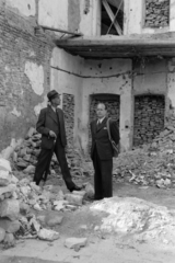 1947, Vízkelety László, tie, suit, gentleman, war damage, damaged building, hat, umbrella, Fortepan #266132