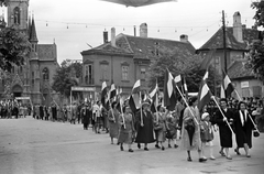 Magyarország, Kőszeg, Fő (Köztársaság) tér, május 1-i felvonulás, háttérben a Jézus Szíve-templom., 1959, Baráth Endre, zászló, felvonulás, május 1, Fortepan #26614