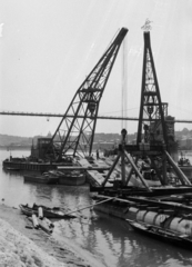 Hungary, Margit Islands, Budapest, a lerombolt Margit híd újjáépítésén dolgozó Ady Endre és József Attila úszódaru, a felvétel a Margitsziget partjáról készült. Háttérben a híd pillérein épült, fajármokra szerelt, közművezetékeket is hordozó kábelhíd látható., 1947, Vízkelety László, ship crane, Fortepan #266152