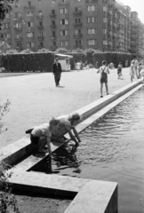 Magyarország, Budapest XIII., Szent István park., 1943, Vízkelety László, Budapest, gyerek, park, sarokház, medence, Fortepan #266157