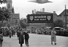 Magyarország, Kőszeg, Fő (Köztársaság) tér, május 1-i felvonulás, háttérben a Jézus Szíve-templom., 1959, Baráth Endre, felvonulás, május 1, Fortepan #26616