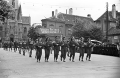 Magyarország, Kőszeg, Fő (Köztársaság) tér, május 1-i felvonulás, háttérben a Jézus Szíve-templom., 1959, Baráth Endre, felvonulás, május 1, Fortepan #26618