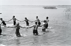 Magyarország, Gyenesdiás, Alsógyenes, a felvétel a strandon készült., 1942, Vízkelety László, kézenfogva, Balaton, strand, Fortepan #266192