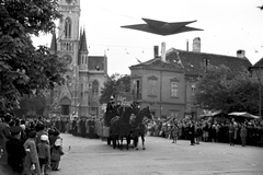 Magyarország, Kőszeg, Fő (Köztársaság) tér, május 1-i felvonulás, háttérben a Jézus Szíve-templom., 1959, Baráth Endre, templom, felvonulás, május 1, vörös csillag, pódiumautó, Fortepan #26621