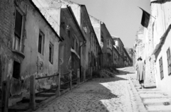 Magyarország, Budapest II., Gül Baba utca., 1946, Vízkelety László, zászló, utcakép, kockakő, Budapest, háttal, úriember, korlát, kabát, kalap, lejtő, Fortepan #266251