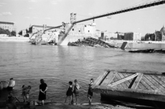 Hungary, Margit Islands, Budapest, a felvétel a Margitsziget partjáról a lerombolt Margit híd roncsainak kiemelésekor készült. Fent a híd pillérein épült, fajármokra szerelt, közművezetékeket is hordozó kábelhíd, jobbra a Parlament látható., 1947, Vízkelety László, wrecked bridge, ship crane, curiosity, Fortepan #266262