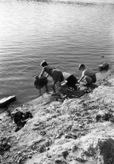 Hungary, Margit Islands, Budapest, a felvétel a Margitsziget partján a lerombolt Margit híd roncsainak kiemelése idején készült., 1947, Vízkelety László, shore, kids, boys, Fortepan #266263