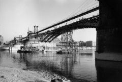 Hungary, Margit Islands, Budapest, a felvétel a Margitsziget partjáról a lerombolt Margit híd újjáépítésekor készült. Fent a híd pillérein épült, fajármokra szerelt, közművezetékeket is hordozó kábelhíd látható., 1947, Vízkelety László, wrecked bridge, ship crane, scaffolding, bridge building, Fortepan #266264