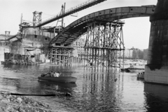 Hungary, Margit Islands, Budapest, a felvétel a Margitsziget partjáról a lerombolt Margit híd újjáépítésekor készült. Fent a híd pillérein épült, fajármokra szerelt, közművezetékeket is hordozó kábelhíd látható., 1947, Vízkelety László, scaffolding, bridge building, boat, Fortepan #266266