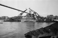 Hungary, Margit Islands, Budapest, a lerombolt Margit híd újjáépítésén dolgozó Ady Endre és József Attila úszódaru, a felvétel a Margitsziget partjáról a roncsok kiemelésekor készült. Fent a híd pillérein épült, fajármokra szerelt, közművezetékeket is hordozó kábelhíd látható., 1947, Vízkelety László, wrecked bridge, ship crane, Fortepan #266267