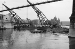 Hungary, Budapest V., a lerombolt Margit híd újjáépítésén dolgozó Ady Endre és József Attila úszódaru, a felvétel a roncsok kiemelésekor készült. Fent a híd pillérein épült, fajármokra szerelt, közművezetékeket is hordozó kábelhíd, háttrében a Parlament látható., 1947, Vízkelety László, Best of, Budapest, wrecked bridge, ship crane, Fortepan #266272