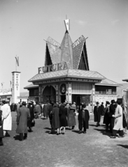 Magyarország, Budapest X., Albertirsai út, Mezőgazdasági kiállítás. A felvétel a Futura, a Magyar Szövetkezeti Központok Áruforgalmi Részvénytársaságának pavilonja előtt készült., 1943, Vízkelety László, kiállítás, Budapest, Fortepan #266285