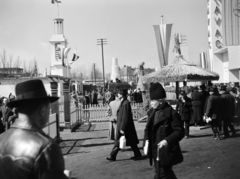 Magyarország, Budapest X., Albertirsai út, Mezőgazdasági kiállítás, balra a Magyar királyi szeszegyedárusági igazgatóság tornyos építménye, jobbra a MÁVAG pavilonja látható., 1943, Vízkelety László, zászló, címer, kiállítás, kucsma, Budapest, Fortepan #266288