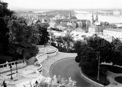 Magyarország, budai Vár,Halászbástya, Budapest I., kilátás a Duna felé, előtérben Hunyadi János szobra és a Hunyadi János úti hajtűkanyar., 1938, Vízkelety László, Budapest, Fortepan #266297