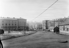 Magyarország, Komló, Városház tér, balra a Főposta és a Tanácsháza (később Városháza), jobbra a Pártbizottság épülete., 1953, UVATERV, pártház, építkezés, szocreál, Fortepan #2663