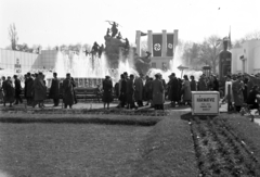 Hungary, Budapest XIV., kiállítás látogatói mögött a Sió tündér regéje szoborcsoport és szökőkút. Jobbra a Szent Lukács gyógyfürdő kristály-forrás vízének reklám csatosüvege., 1941, Vízkelety László, Budapest, ad, Fortepan #266311