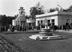 Hungary, Budapest XIV., Budapesti Nemzetközi Vásár a Harmatvíz kiállítási reklámja, mögötte a Népművészet, a Franck és a Braun gyár, valamint a Magyar Királyi Dohányjövedék termékeinek pavilonja., 1938, Vízkelety László, Budapest, Fortepan #266321