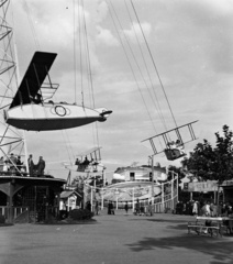 Magyarország, Városliget, Budapest XIV., Angolpark (később Vidámpark), Nagyröpcsi, mögötte a Rakéta körhinta., 1939, Vízkelety László, Best of, körhinta, vidámpark, rakéta, Budapest, Fortepan #266323