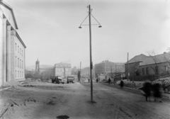 Magyarország, Komló, Pécsi út a Városház tér felé nézve, balra a Mecsek Bányaipari Tröszt épülete., 1953, UVATERV, építkezés, teherautó, villanyoszlop, szocreál, Phänomen Granit, Fortepan #2664