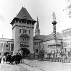 Magyarország, Kőszeg, Jurisics tér, szemben a Hősök kapuja., 1966, Szilvási hagyaték, Mária oszlop, kaputorony, Fortepan #266405