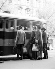 Magyarország, Budapest VI., Andrássy út (Népököztársaság útja), szemben a túloldalon az 53. és 51. számú ház látszik., 1968, Szilvási hagyaték, Best of, autóbusz, buszmegálló, Budapest, Fortepan #266414