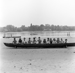 Magyarország, Szigetmonostor, Horány, a felvétel a Vörös Meteor Erdei Telep előtti Duna-parton készült., 1966, Szilvási hagyaték, libasor, csónak, evezés, csoportkép, kielboot, Duna, Fortepan #266428