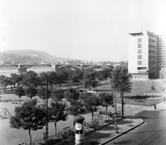 Hungary, Budapest V., kilátás a mai Olimpia parkra és a Széchenyi rakpartra a Balassi Bálint utca 9-11. számú házból. Szemben a Margit híd, balra a Rózsadomb, jobbra az MSZMP székház a mai Képviselői Irodaház ("Fehér Ház")., 1964, Szilvási hagyaték, Budapest, Fortepan #266429