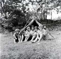 Magyarország, Szigetmonostor, Horány, a felvétel a Vörös Meteor Erdei Telep előtti Duna-parton készült., 1966, Szilvási hagyaték, sátor, terepminta, evező, sátorlap, Fortepan #266431