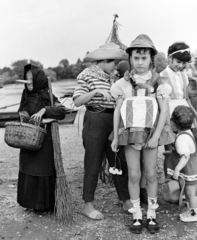 Magyarország, Szigetmonostor, Horány, a Vörös Meteor Erdei Telep előtti Duna-part, karnevál., 1966, Szilvási hagyaték, karnevál, Fortepan #266437