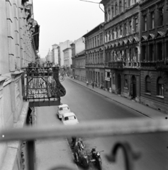 Magyarország, Budapest VI., a Szinyei Merse utca 17. számú ház egyik első emeleti erkélyéről a Kodály körönd (Körönd) felé nézve., 1966, Szilvási hagyaték, Budapest, Fortepan #266442