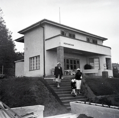 Magyarország, Balatonalmádi, a felvétel a Dr. Óvári Ferenc utca 53. számú ház kertjében készült., 1934, Szilvási hagyaték, modern építészet, gyerek, csíkos ruha, Balaton, nyaraló, nők, bauhaus, Fortepan #266460