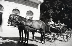 Magyarország, Somogysárd, a felvétel a Somssich-kastély udvarán készült., 1953, Szilvási hagyaték, lovaskocsi, Fortepan #266472