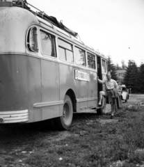 Magyarország, Kékestető, parkoló az Állami Gyógyintézet (később Mátrai Gyógyintézet) bejárata előtt., 1953, Szilvási hagyaték, Ikarus 30, Ikarus-márka, Fortepan #266479