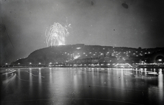 Magyarország, Budapest I., tűzijáték a Gellért-hegyen, a felvétel a Széchenyi Lánchíd közelében a Dunán készült., 1940, Szilvási hagyaték, díszkivilágítás, tűzijáték, Budapest, Fortepan #266490