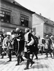 Hungary, Budapest I., Tárnok utca, elől balról a második gróf Széchenyi Bertalan, a harmadik Balogh Jenő, mögöttük egyedül báró Forster Gyula, hátul középen gróf Ráday Gedeon. Háttérben az Anna utca torkolata., 1915, Szilvási hagyaték, procession, Budapest, Fortepan #266495