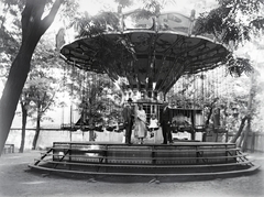 Magyarország, Városliget, Budapest XIV., Vurstli. Demmel Sándor családja és a Füzérhintája az eredeti formájában a megnyitásakor. A Vurstli állandó és közismert körhintája. Később a díszeit leszerelték, a háború után pedig a Vidámparkba helyezték át, ahol Lánchinta néven üzemelt kb. 1980-ig., 1915, Szilvási hagyaték, Best of, körhinta, Budapest, Fortepan #266499