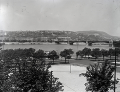 Magyarország, Budapest V., a mai Olimpia park területe, a Széchenyi rakpart a Balassi Bálint (Személynök) utca 9-11-ből nézve. Szemben a Margit híd és a Rózsadomb., 1952, Szilvási hagyaték, Budapest, látkép, hegy, folyó, híd, Fortepan #266501