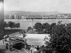 Magyarország, Budapest V., a mai Olimpia park területe, a Széchenyi rakpart és a budai Duna-part a Balassi Bálint (Személynök) utca 9-11-ből nézve. Balra a Markó utca melletti ház látható., 1952, Szilvási hagyaték, Budapest, látkép, folyó, benzinkút, Fortepan #266502